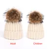 Chapeaux, écharpes Gants Ensembles Automne et hiver Chapeaux de coton tricotés pour femmes Chaud Fourrure de raton laveur Pom-Pom Chapeau de ski pour enfants Écharpe Parent