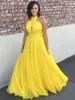 Modest Chiffon Yellow Long Evening Dresses Halter Pleated Flowy golvlängd Backless Prom Dress Billiga formella festklänningar1782