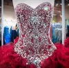 2020 Borgonha Quinceanera Vestido de Bola Vestidos Sweetheart Beading Crystal Organza Tiered Ruffles Doce 16 Plus Size Party Prom Noite Vestidos