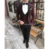 Nowy projekt One Button Burgundy Groom Tuxedos Peak Lapel Groomsmen Mens Garnitury Ślub / Prom / Dinner Blazer (Kurtka + Spodnie + Kamizelka + Krawat) K272