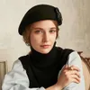 Mode-femmes béret chapeau casquette femme mode laine solide béret Style français Pai dames Vintage chaud fête arc casquette L30828