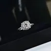 Mode – Frühjahrsneuheit im Angebot: klassischer einzelner runder Ring mit mikrodichtem Diamant-Außenring, Simulations-Diamantring für Damen