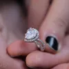 澄んだ梨の形のキュービックジルコニアのプロングを持つHuitanのロマンチックな結婚式の指輪女性のための高品質の宝石輪のリングを設定