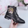 Venda quente-mulheres sapato moda britânica botas redonda dedo do pé martin botas fivela cinta pulseira de salto robusto rodada dedos moda bordado tornozelo botas v1
