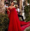 Red A linha de vestidos de baile Alças Lace apliques drapeado Tulle Red Carpet Dress com Cabo celebridade Vestidos ogstuff vestes de soirée