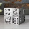 ABC Alphabet Block Piggy Bank Saving Money Box para bebês Gravados de liga de zinco metal moeda de maconha decoração de decoração de estanho acabamento