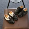 Sapatos de couro com patentes para crianças meninos meninos apartamentos vermelhos sapatos de casamento preto Moccasins Performance de moda (crianças pequenas/grandes)