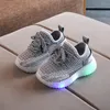 Nowe Światła Baby Flashing Sneakers Toddler Little Kid Led Sneakers Dzieci Luminous Buty Chłopcy Dziewczyny Buty do biegania