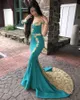 Hunter Green Satin Mermaid Long Prom Dresses 2020 Off The Shoulder Gold 3D Floral Lace Applique Pärled Formal Long Party Evening D6120891