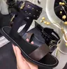 2020 Nyaste lyxiga kvinnor Populär lädersandal Slående gladiatorstil Designer yttersula i läder Perfekt platt canvas enkel sandal