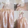 Nya söta billiga prinsessor Flower Girls Dresses Juvel Neck Blush Pink Short Hidees Lace Appliques Pearls Bow Kids Birthday Girl Pageant Gowns 403