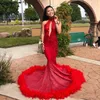 2019 Abito da ballo sexy con piume rosse a sirena con strascico con paillettes scintillanti Applicazioni con scollo alto e abiti da festa di laurea africani