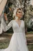 Abiti da sposa bohémien a maniche lunghe Una linea con scollo a V Abiti da sposa da spiaggia con applicazioni in pizzo Abito da sposa Boho senza spalline