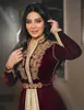 Marokkanische Kaftane Burgund Formal Dress A-Linie mit langen Ärmeln Abendkleider bodenlangen Velour Vintage-Kleid mit Stickerei