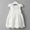 Abito senza maniche con volant con fiocco bianco per bambina Abiti senza schienale Vestito estivo Abiti plissettati con fiocco in cotone per bambini