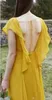 노란 신부 들러리 드레스 선시 폰 섹시한 백리스 2022 스트랩 V 넥 짧은 모자 슬리브 하녀 명예 가운 해변 웨딩 게스트 착용