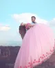 2020 Lüks Pembe Arapça Balo Quinceanera Elbise Kapalı Omuz 3D Çiçekler Kabarık Şapel Tren Tatlı 16 Tül Parti Balo Abiye giyim Giyim