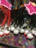 Nowy przyjazd! Gorąca wyprzedaż ! 100 sztuk różne kolory śliczne Maneki Neko kot na szczęście dzwonek mobilny wisiorek do telefonu komórkowego