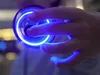 Nel nuovo Stock 3 colori FlyNova UFO Spinner mano volante giocattolo per bambini per adulti luci volanti portatile a mano LED Trottola divertente delle dita regalo Giocattoli B