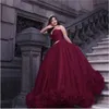 2020 Luxury Princess Ball Gown Prom Klänningar Korsett Back Sweetheart Neck Ruffles Hemline Burgund Organza och Tulle Sweet 16 Dress Quinceanera