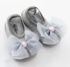 Baby First Walkers Newborn Moccasins Prewalker младенческие нескользящие носки носки малыша 3D куклы первые ходунки обувь резиновые подошвы обувь D5511