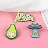 Kawaii kot szpilki emaliowane kot Pizza UFO awokado odznaka broszka torba ubrania przypinka kreskówka biżuteria dla zwierząt prezent dla fanów kotów dzieci