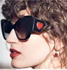 Gafas de sol de lujo Gafas de sol estilo ojo de gato con bisagras de metal retro europeas y americanas Hermosas gafas de sol con decoración de corazón rojo