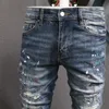 Jeans da motociclista in denim dal design elasticizzato, adatti per pantaloni da cowboy con gamba sottile dipinta a toppa da uomo