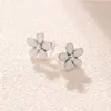 Weißer Emaille-Gänseblümchen-Ohrstecker, Original-Box-Set, Schmuck für 925er-Sterlingsilber, Blumen-Ohrringe für Frauen und Mädchen. 1106663