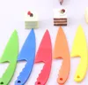 卸売カラフルな食品グレードのプラスチックスクレーパーケーキナイフのムースのパンのナイフが付いているキッチンベーキングツールランダムな色