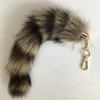 10st / mycket äkta amerikansk raccoon päls svans keychians plysch pom poms kvinnor gåvor nyckelringar bil nyckelring väska charm