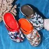 Новые Мужчины Сандалии Летние тапочки Обувь Croc Beach Sandals Женская Обувь Повседневная Унисекс Скольжение на Флопсах Водовая обувь Сандалии Сантехсы Y200616