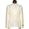 Stickerei Bräutigam Smoking Beige Trauzeugen Herren Hochzeitskleid Spitzenrevers Mann Jacke Blazer Mode 3-teiliger Anzug (Jacke + Hose + Weste + Krawatte) 1566