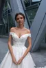 Princess Off Shoulder Bröllopsklänningar 2019 Lyx Lace Applique Stain Cathedral Train Arabiska Dubai Garden Church Bröllopsklänning