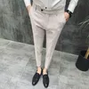 Traje de vestir de estilo británico Pantalón Hombre 2019 Nuevo Traje a cuadros Pantalón Hombres Diseñador de la marca Caballeros Negocios Casual Trabajo Hombres Pantalones