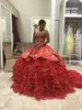 Özelleştirme Kırmızı Quinceanera Modelleri Sweetheart Altın Dantel Nakış Ruffles Katmanlı Etek Sweetheart 16 Balo Parti Abiye