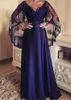 2020 Exquisite Tulle Satin Szyfonowa dekolt dekolt Dekolt Capelet Rękawy A-Line Matka sukienek panny młodej z koronkowymi aplikacjami granatową