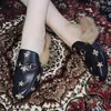 مصمم-ND الفراء النعال النساء جلد طبيعي البغال مسطحة الأحذية المعادن سلسلة عارضة الأحذية المتسكعون النعال في الهواء الطلق W1