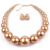 Collana e orecchini di grandi perle alla moda Set da donna di design con catena corta a clavicola con girocollo di perle artificiali 7 colori all'ingrosso