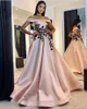 Dusty Rose Pink Satin Formal Aftonklänningar Strapless Off Shoulder 2020 Black Lace Appliques Ruched Lacing Prom Party Gowns Plus Storlek