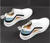 Llegada de primavera Zapatos casuales de color blanco para hombre Moda hacia adelante Punta redonda Plataforma plana transpirable mocasines blancos y azules TAMAÑO EUR: 38-43