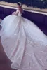 Neueste Ballkleid-Hochzeitskleider, A-Linie, schulterfrei, Blumenapplikationen, Tüll, Organza, rückenfrei, Kapelle, arabische Brautkleider, Dubai