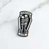 Fröken Zoe Romantic Forever and Everly Skleton Coffin Pins Lapel Pins Denim Jacket Pin Buckle Shirt Badge Fashion Gift för vän