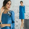 Blauwe Knielengte Moeder van de Bruid Jurken Juweel Hals Ruffles Lange Mouw Moeders Avondjurken met Bloemen Applicaties Bruiloft Gastjurk