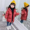 2019 зимняя куртка для девочек 2-9 лет мода длинные Parka детей повседневная твердая верхняя одежда с капюшоном Детская красная из искусственного меха