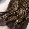 Assi visivi Vintage Leopard Leopard Sciarpa Silk Donne Autunno Inverno Marca Seta Pashmina Scialle Foulard Signore Testa di moda Capo Hijab Sciarpe 180 cm