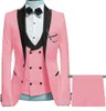 Nyaste 2020 Burgundy Velvet Lapel Wedding Suits Tuxedos Slim Fit 3 Pieces Men Prom Pook Peaked Lapel Bästa Man Business Clothes