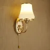 Lampor moderna sovrum sovsida vägglampor Vit Stried Glass Golden Base Corridor Wall Lamp Fixtures Mirror Front Wall Sconces