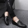 Venda Quente Homens Pontilhas de Tee Business Tricô Sapatos Moda Casual Respirável PU Borracha Sola Sapatos de Casamento Sapatos de Casamento