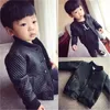 赤ちゃん男の子のための子供たちのジャケットの外装の子供PUレザーコートブラック幼児暖かい厚いフェイクレザージャケットジッパーボーイズコート